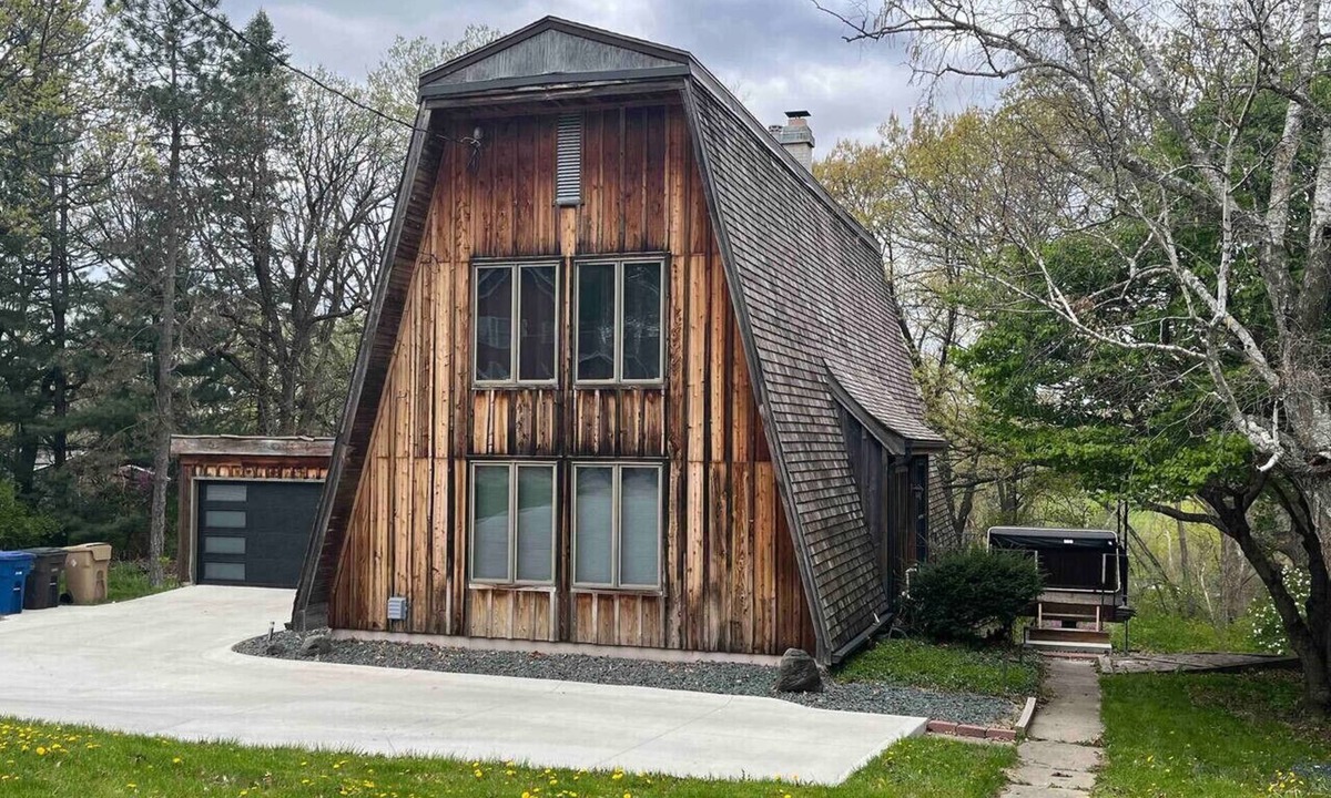 Des Moines House | Centrally Located Wooded A-Frame