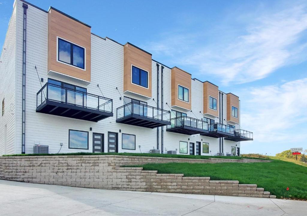 Arnolds Park Villa | CentralPark Townhome B10