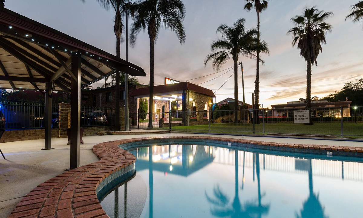 Warwick Hotel | Centre Point Mid City Motor Inn