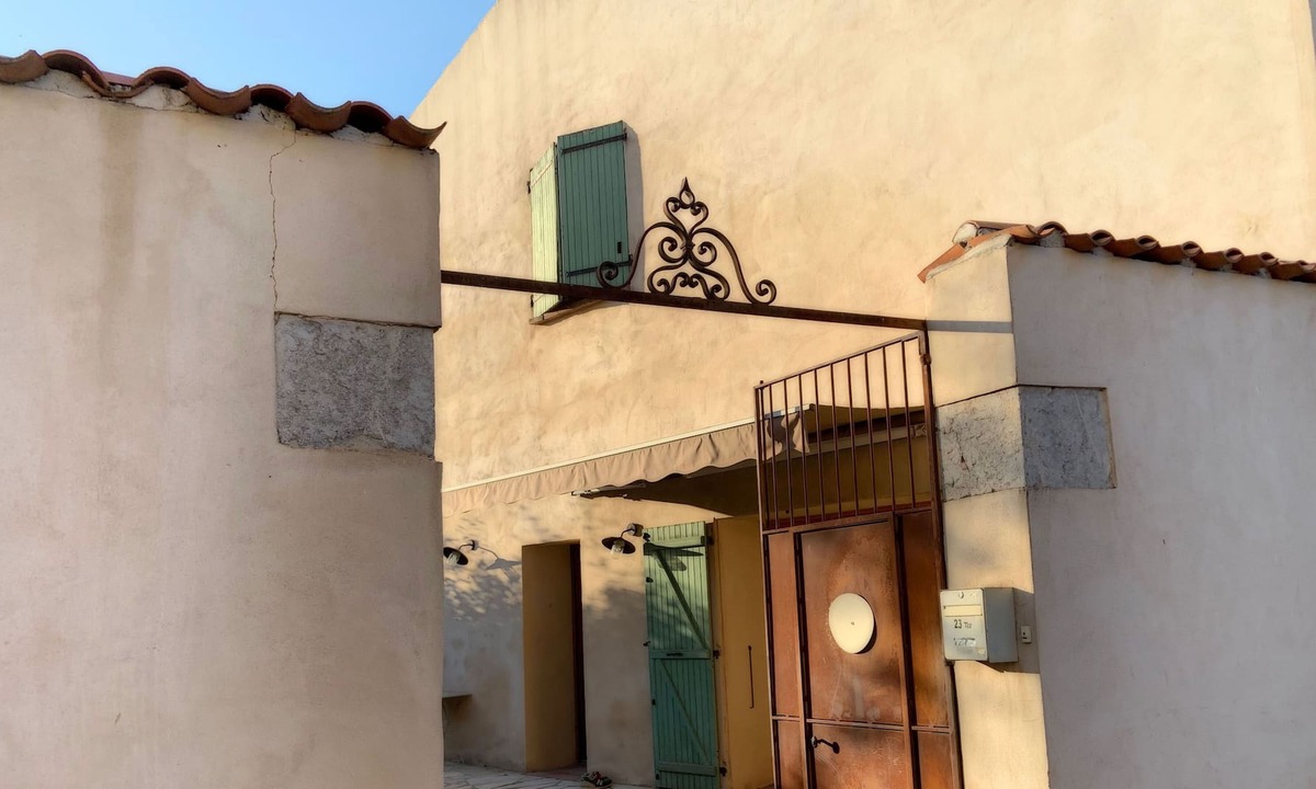 Ceret House | Ceret, beautiful spacious house, with walled garden, courtyard and BBQ.