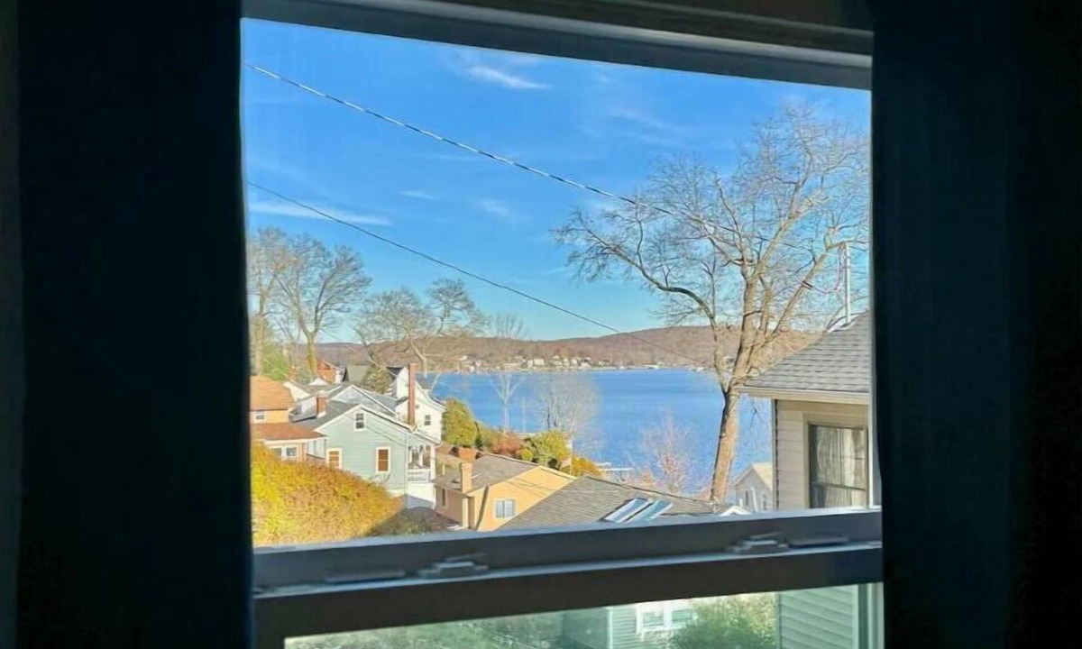 Glasser Apartment | C’est La Vie Lakeview 1br with dock access!