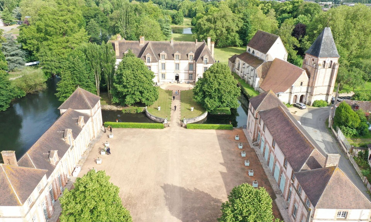 Saint-Lubin-des-Joncherets Apartment | Château Studio with Water & Park Views