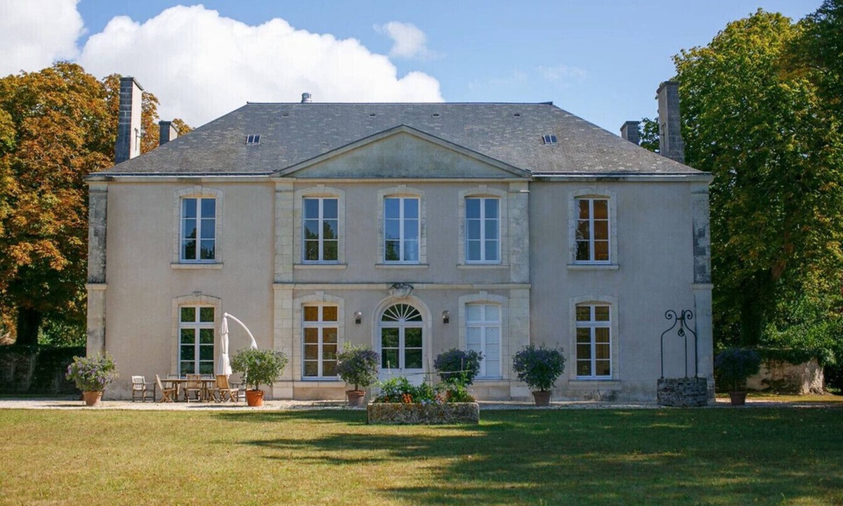 Villeneuve-en-Retz Other | Château Chevreuil - bâtisse avec piscine