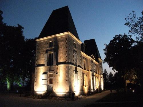 Sainte-Cecile Bed & Breakfast | Château de Bellevue proche du Puy duFou