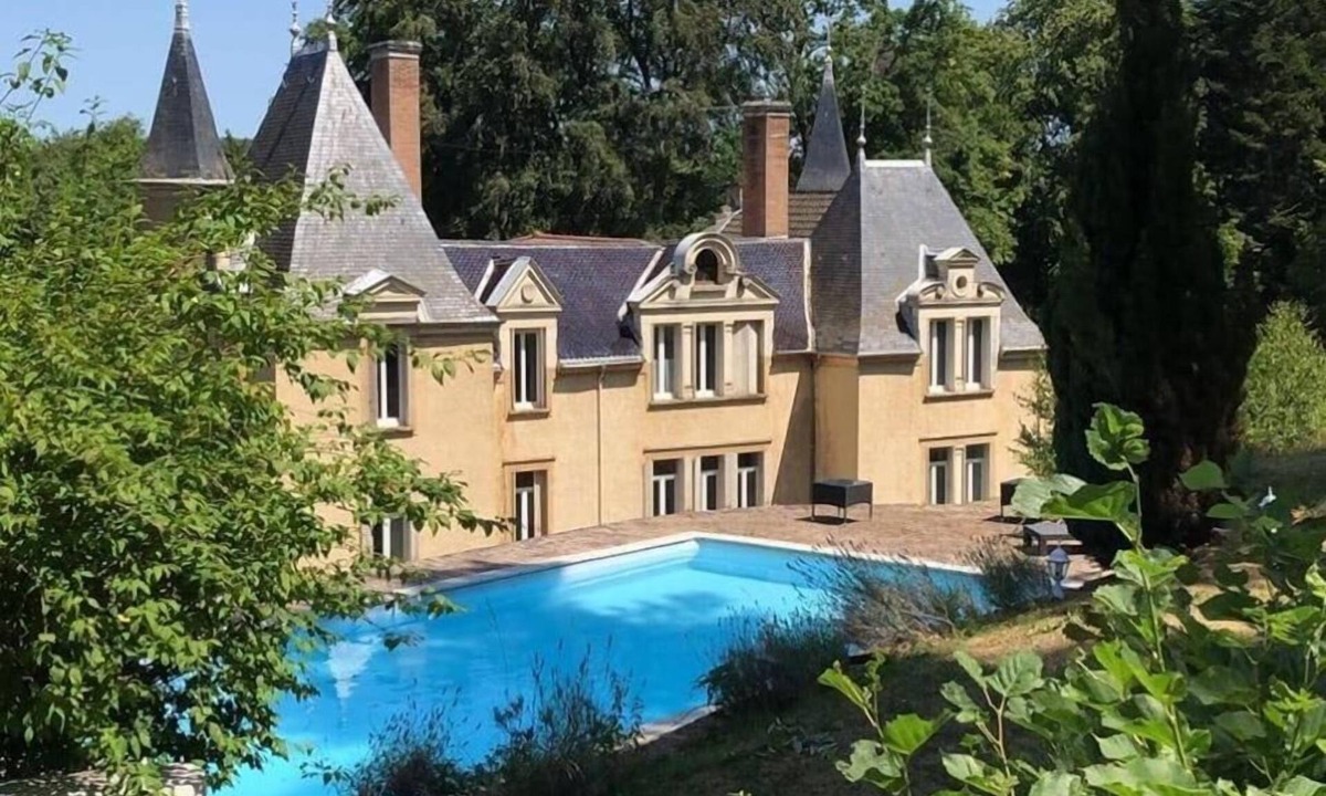 Villeneuve-de-Marc Bed & Breakfast | Château de Bonnevaux