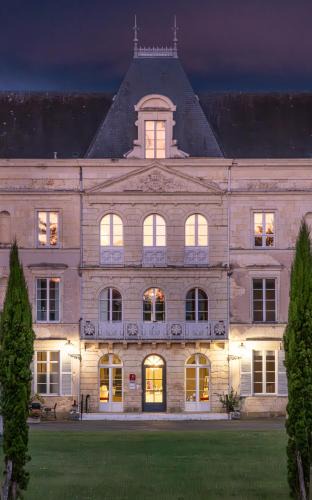 Baune Hotel | Château de Briançon, The Originals Relais