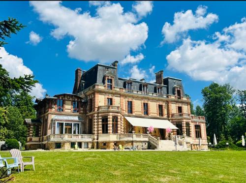Chaumes-en-Brie Bed & Breakfast | Château de Crènille