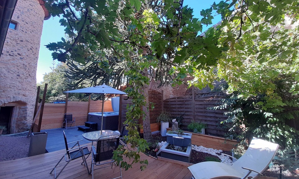 Saint-Remy-de-Chargnat Bed & Breakfast | Château des Aiguilles