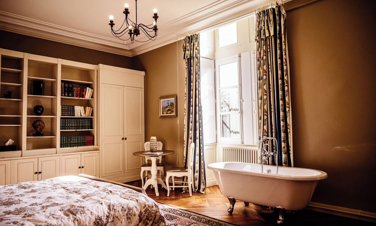 Vallon-sur-Gee Bed & Breakfast | Château de la Grange Moreau - Comte de Laval room