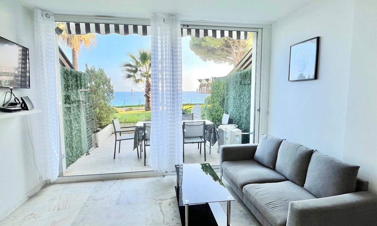 Cannes La Bocca Apartment | Château de la mer 1