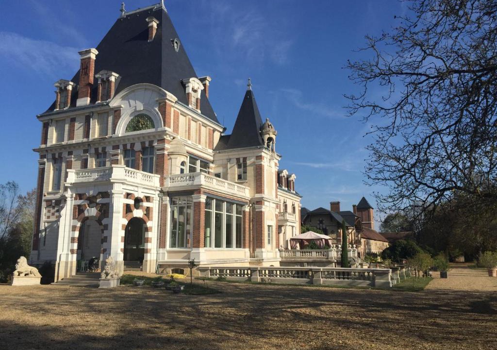 Bleneau Bed & Breakfast | Château de la Motte Jarry