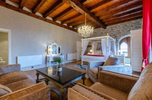Cruet Bed & Breakfast | Château De La Rive Suite Romantique