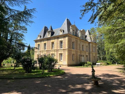 Sauvigny-les-Bois Bed & Breakfast | Château de Marigny