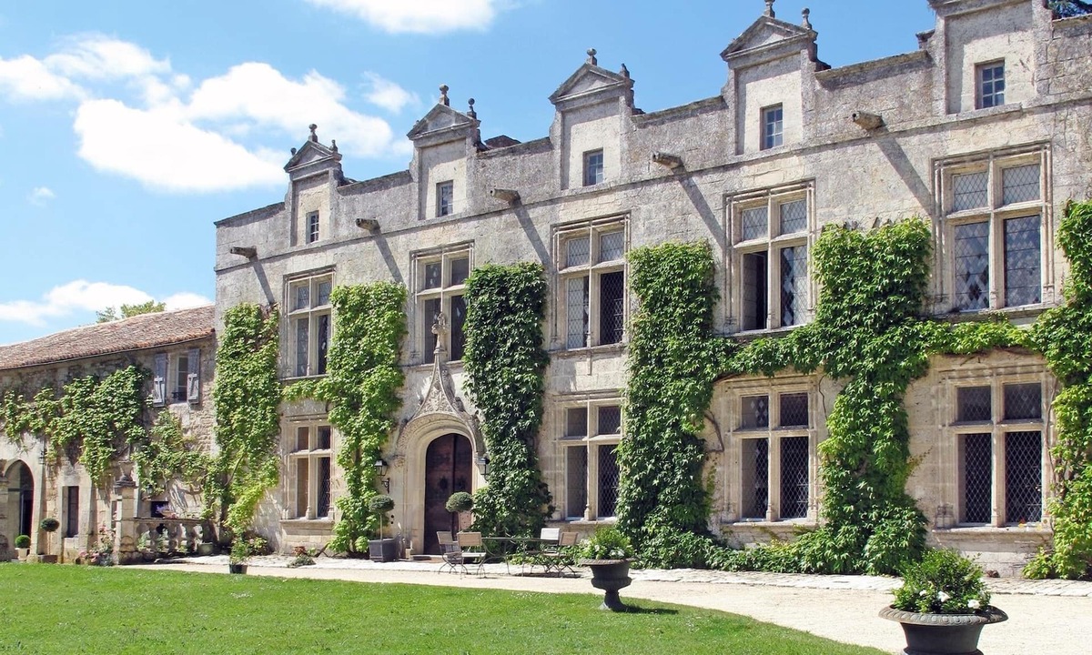 Magnac-sur-Touvre Bed & Breakfast | Château de Maumont