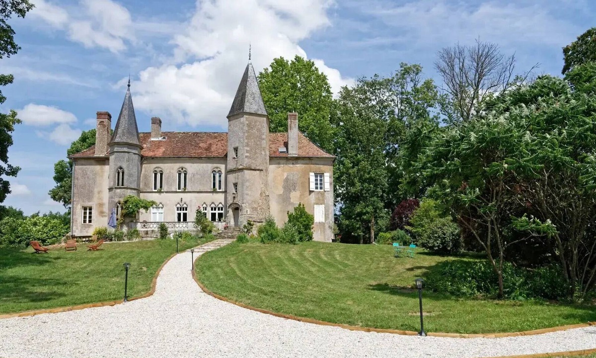 Saint-Forgeot Bed & Breakfast | Château de Millery, Aurelius Room
