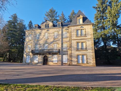 Malemort-sur-Correze Apartment | Château de Sérignac