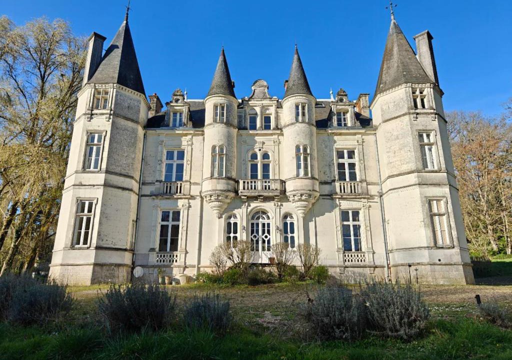 Montrichard Bed & Breakfast | Château de Vallagon