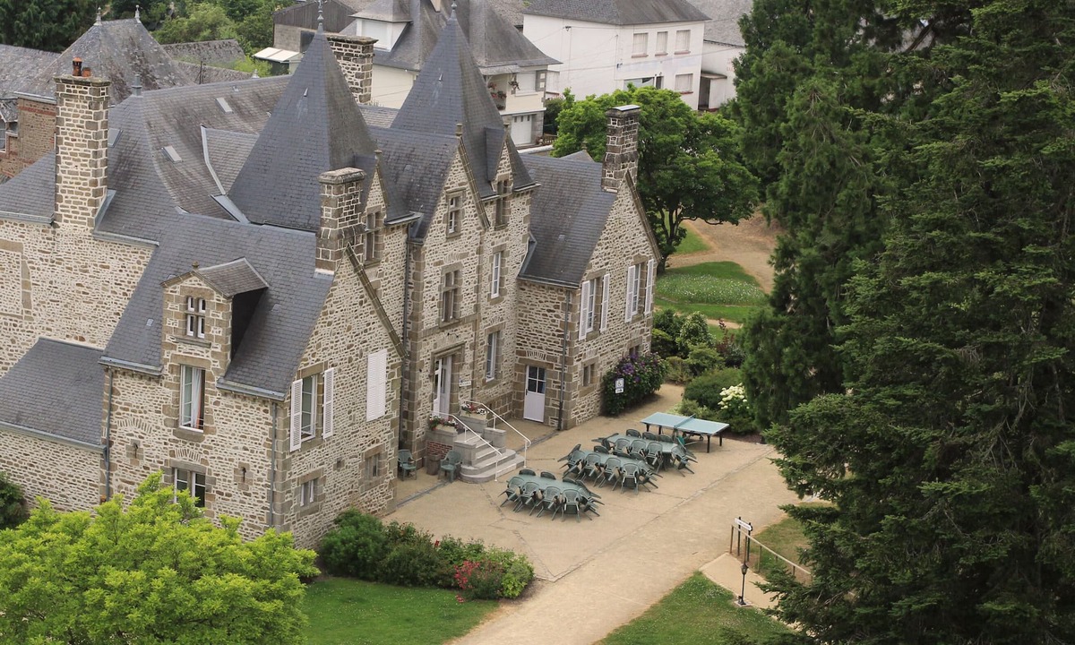 St Denis de Gastines Bed & Breakfast | Château du Bourg