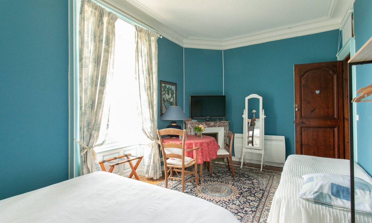 Saint-Mars-du-Desert Bed & Breakfast | Château du Perray – Comtesse Suite Room with Shared Pool
