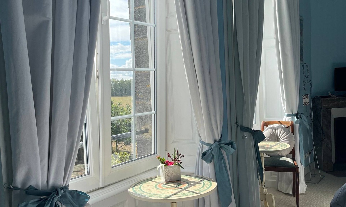 Saint-Mars-du-Desert Bed & Breakfast | Château du Perray – Marquise Comfort Room with Shared Pool