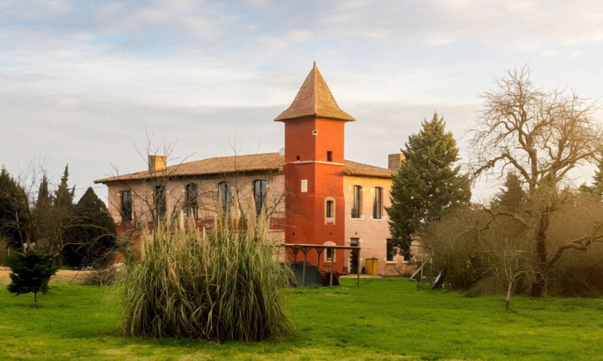 Merville Villa | Château Fourclins – charming 8-bedroom gîte with park & pond