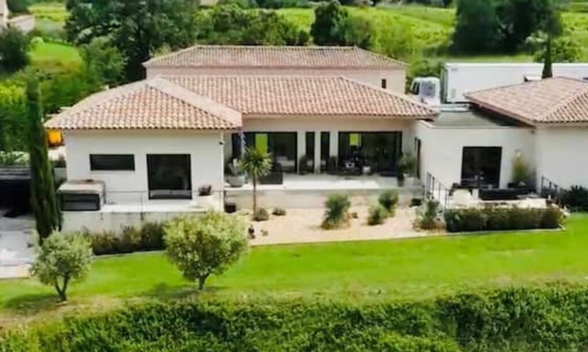 Barjac House | Château Juliette 4* Provence wine estate