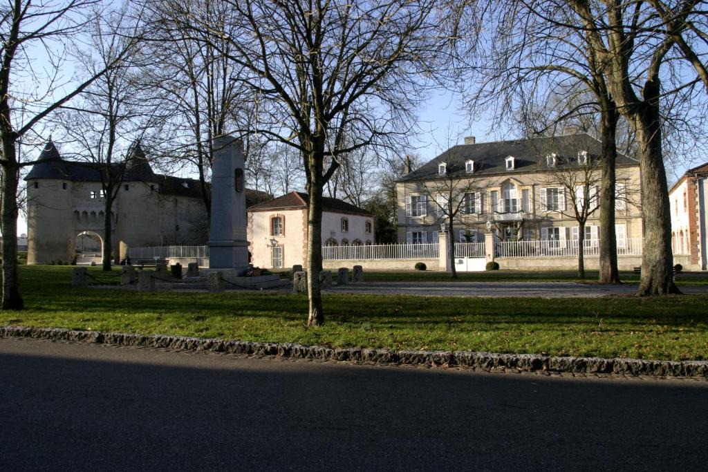 Vic-sur-Seille Bed & Breakfast | Château Mesny