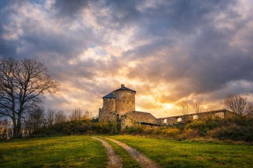 Montegut Bed & Breakfast | Château Montégut Tour médiévale avec vue Pyrénées