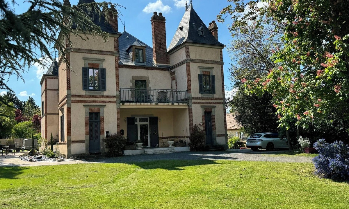 Neuilly-le-Real Hotel | Château Ségot