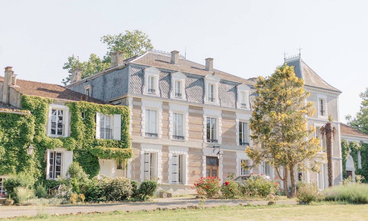 Mazerolles-du-Razes Apartment | Château Saint-joseph: Joli Gîte Familial Avec Grande Piscine