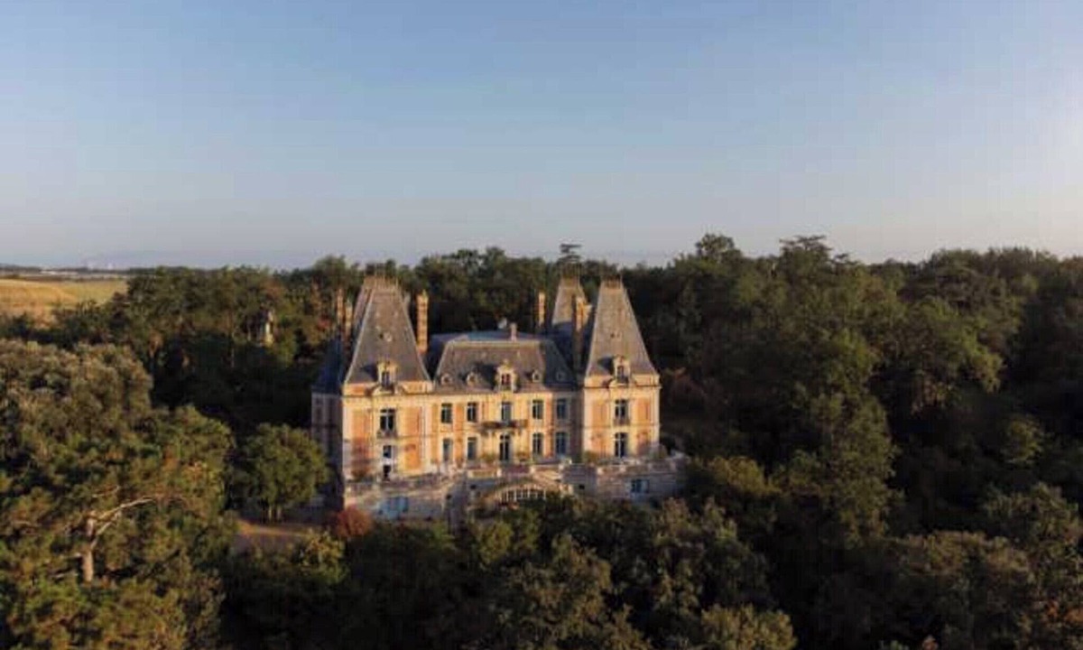 Fajolles Apartment | Château Stay – 1BR/4P with Pool & Park Access