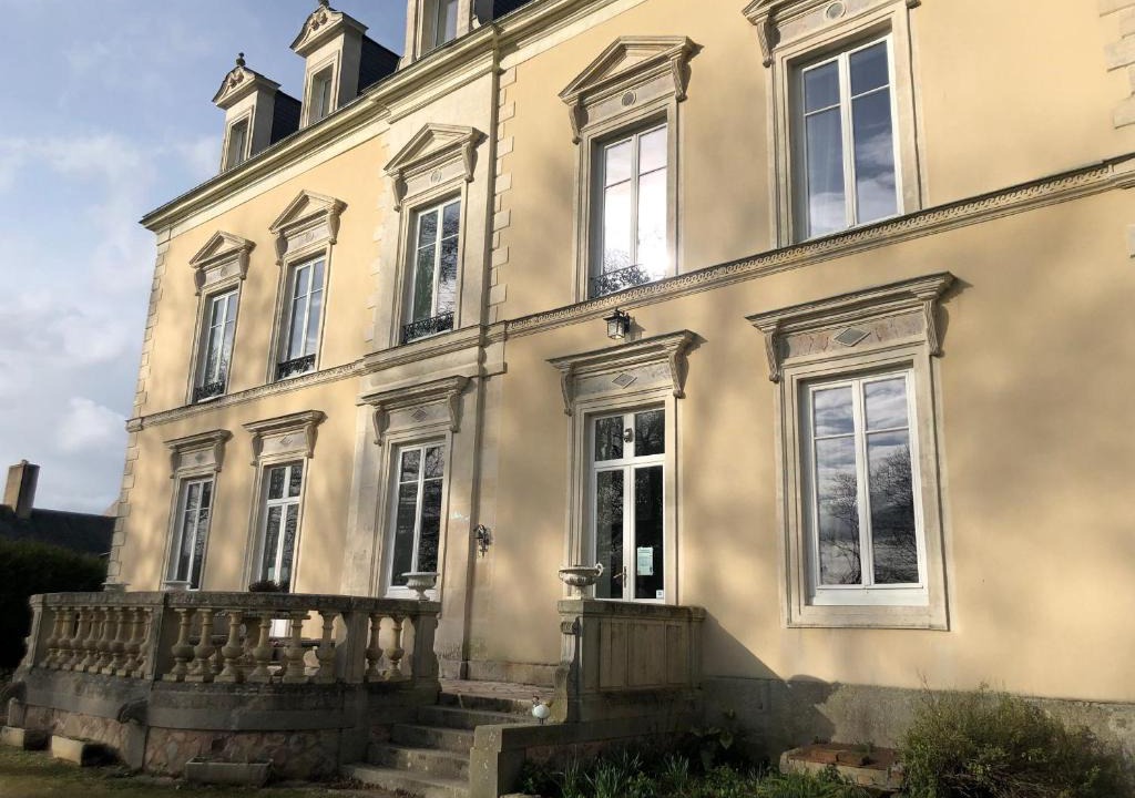 Parennes Bed & Breakfast | Château XIXe avec parc, chambres spacieuses et petit déjeuner local, proche forêt et cité médiévale - FR-1-410-411