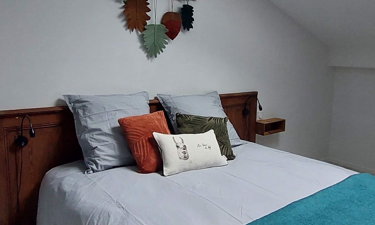 Le Poire-sur-Vie Bed & Breakfast | Chêne en campagne. Breakfast included. Llama breeding