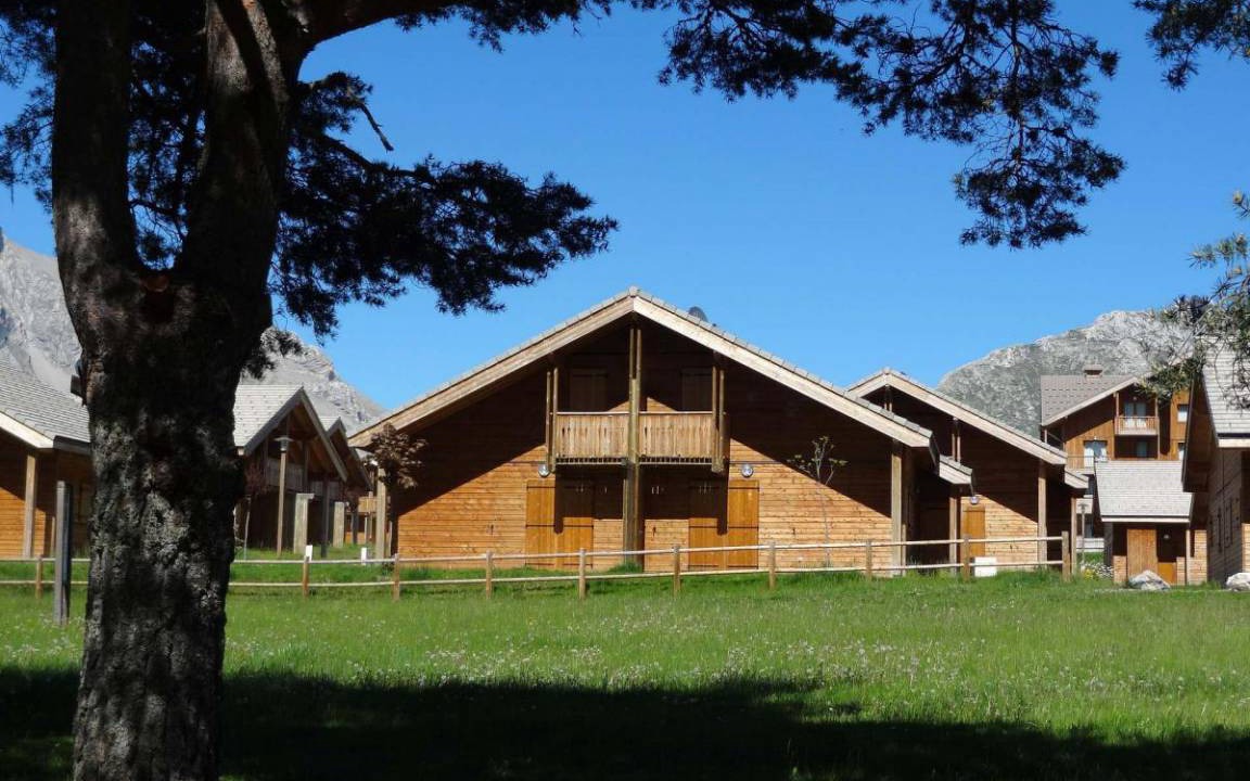 Saint-Etienne-en-Devoluy Ski Chalet | Chalet, 300m from ski slopes, fitness, swimming pool, terrace, parking, tv, ski locker, 56m²