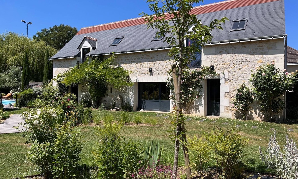 Sainte-Catherine-de-Fierbois House | Charming farmhouse with heated, secure swimming pool