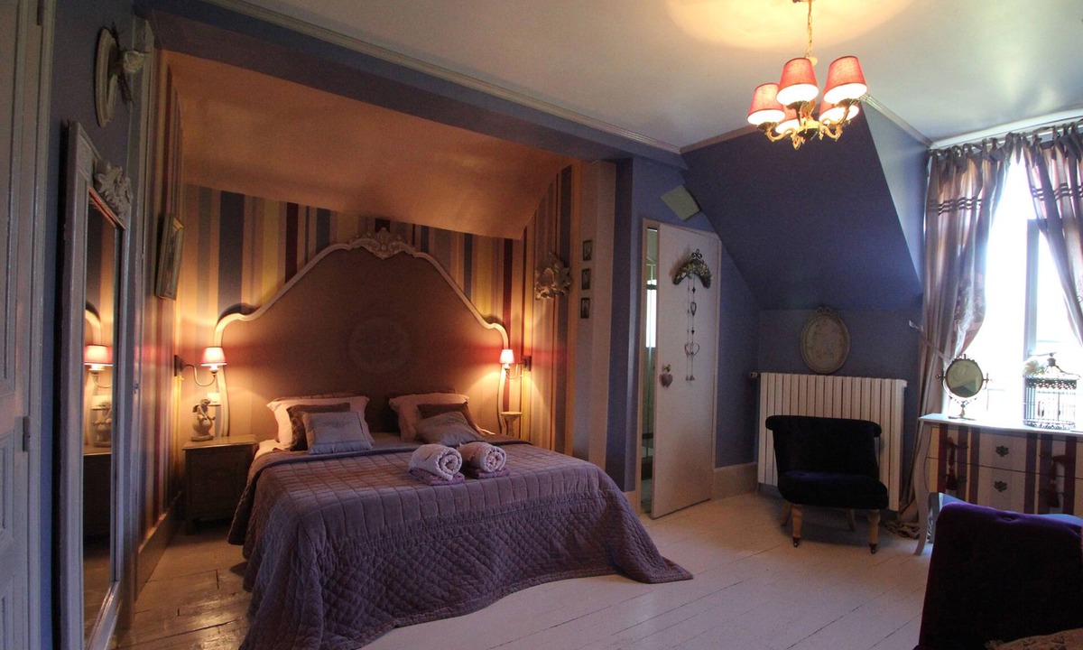 Couffy House | Ch. Hosts Les Anges 2 people from the bamboo pond