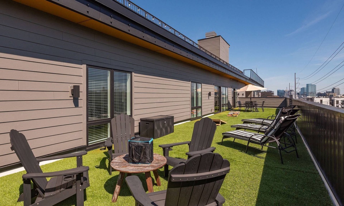 Hadley - Washington Condo | CH403 ~ 2 King Suites Near Downtown ~ Terrace Space with Views ~ 2 Miles to Broadway ~ New Sleeper