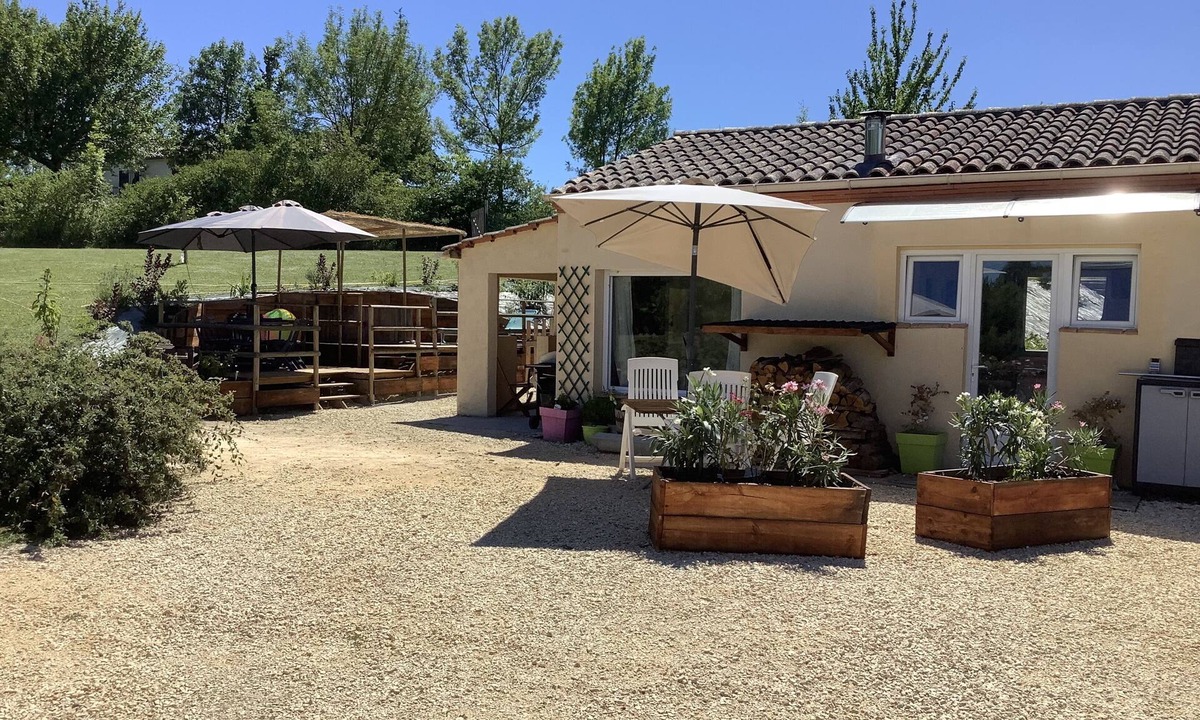 Saint-Etienne-de-Villereal Cottage | Charming Cottage in Saint Etienne