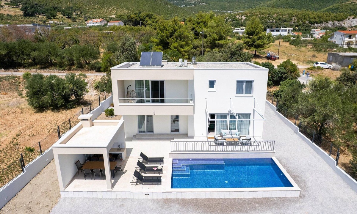 Rudine Villa | Charming Seaside Villa Getaway