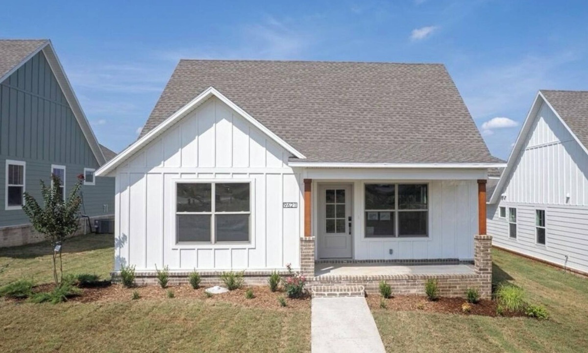 Uniontown House | Chaffee Cottage - walk to ACHE, Ft Chaffee, ArcBEST sleeps 9 2 king beds