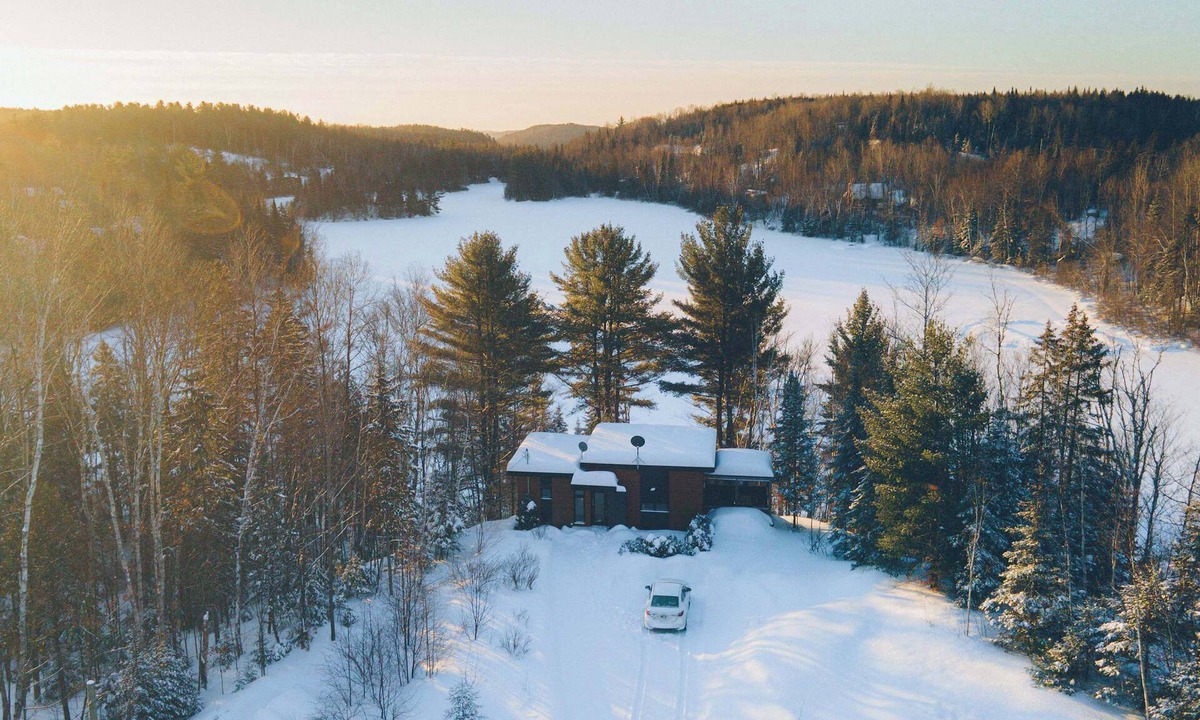 Sainte-Emelie-de-L'Energie Ski Chalet | Chalet Kabana Spa on Lake Beaudoin