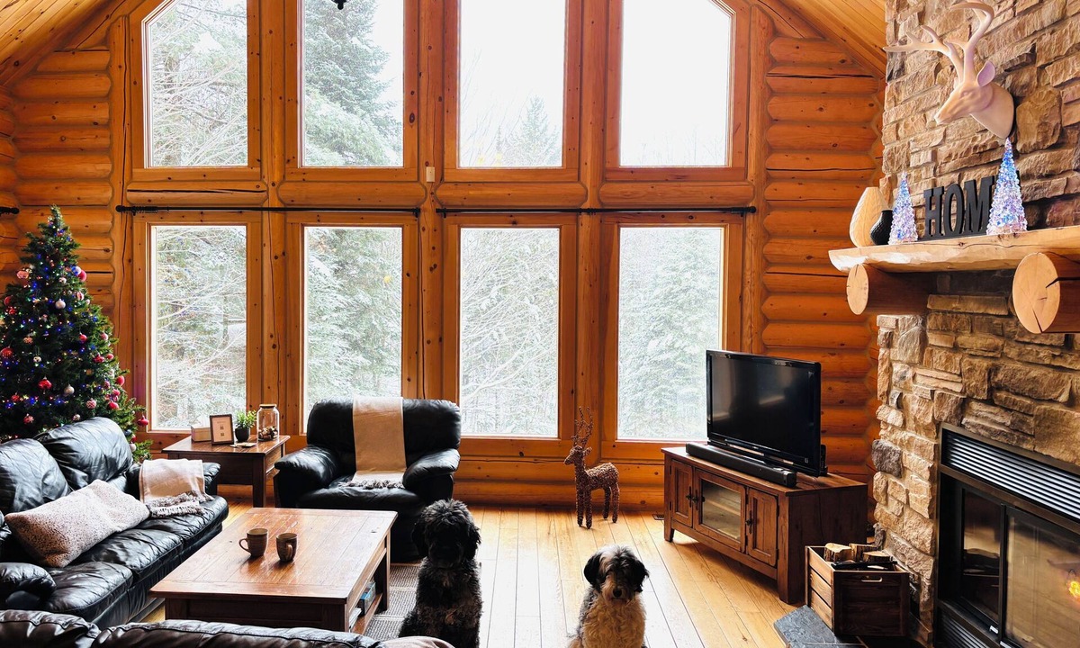 Fiddler Lake Resort Ski Chalet | Chal’Heureux | Private Spa, Log Cabin Retreat at Lac Fiddler | Dog Friendly