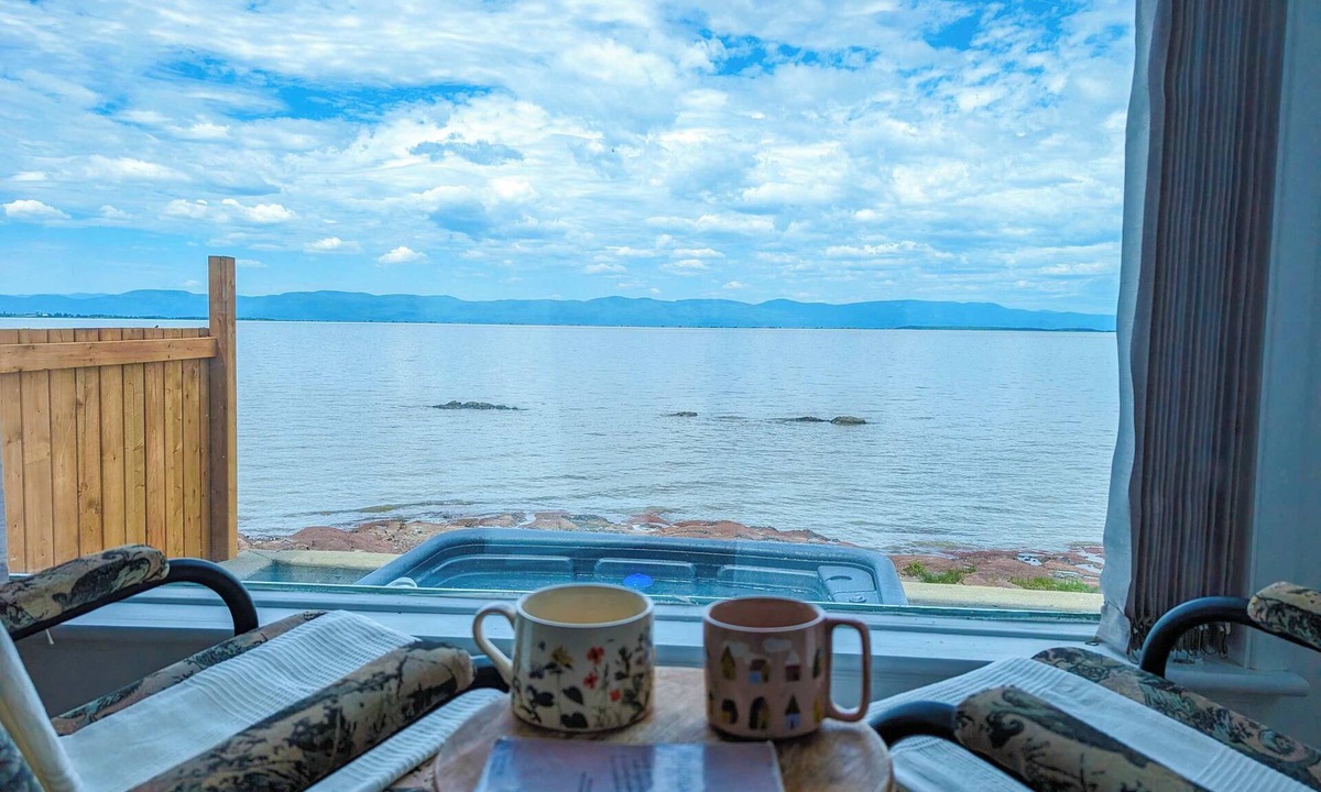 Cap-Saint-Ignace Ski Chalet | Chalet #11 Waterfront with Spa, Wifi & AC