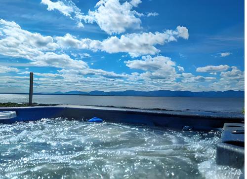 Cap-Saint-Ignace Ski Chalet | Chalet #2 Waterfront with Spa, Fireplace Wifi & AC