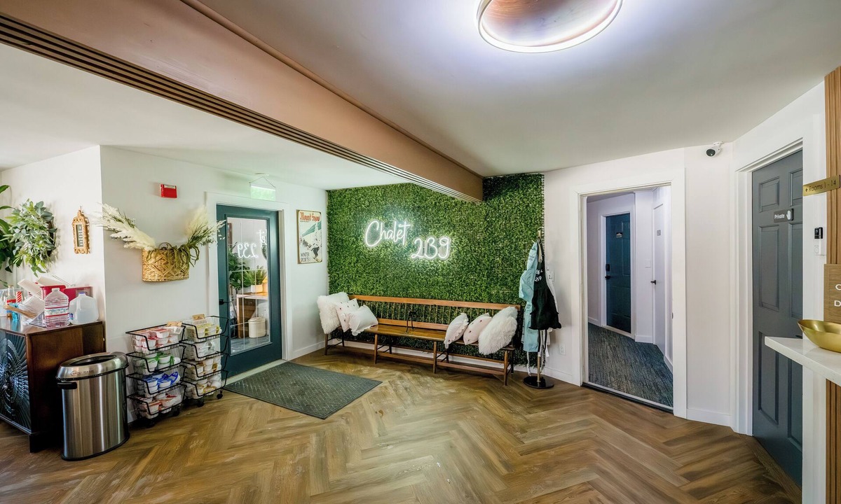 West Dover Hotel | Chalet 239