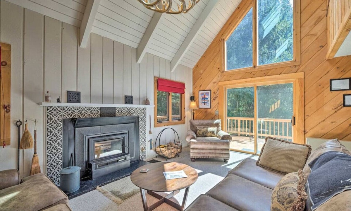 West Dover Ski Chalet | Chalet 5 mins from MT. Snow w/hottub