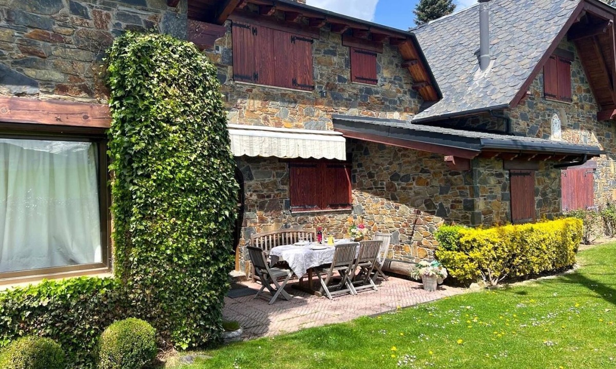 Llivia House | Chalet 5 rooms 11 Pax, Garden, BBQ, Cadí Views & 4 Baths