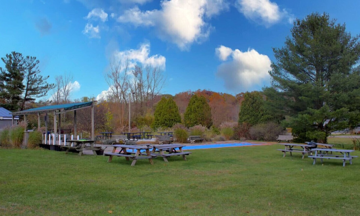 Stevensville Ski Chalet | Chalet #56 Screened Porch, Pool & Resort Amenities