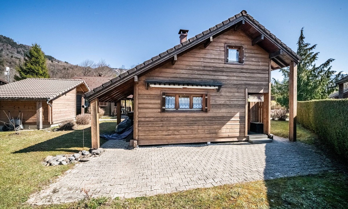 Verchaix Ski Chalet | Chalet “6p Simple - Le Manou”: Mountain View, Private Terrace & Wi-Fi