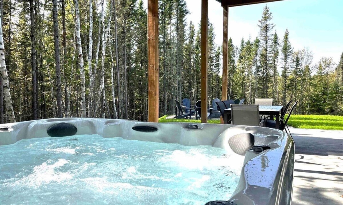 Baie-St-Paul Ski Chalet | Chalet Alpaga 21: Sauna, Hot Tub & Forest Views
